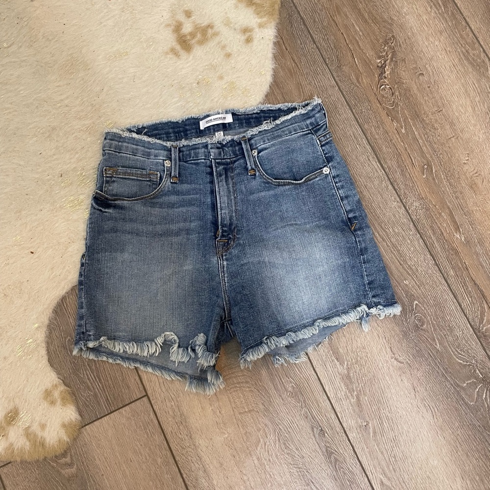 Good American raw hem high rise denim shorts - Picture 1 of 7